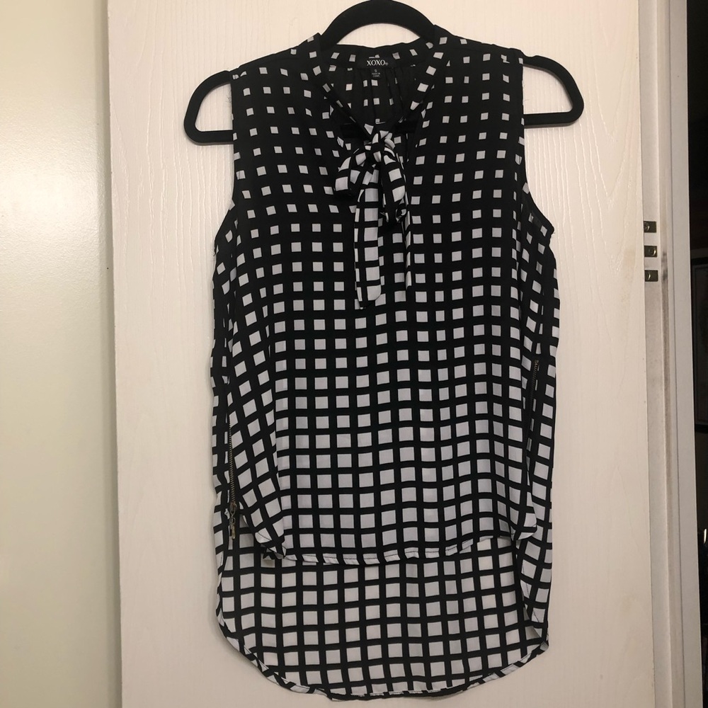 XOXO Black and White Grid Sleeveless Blouse 1/4 zippered sides Size S
